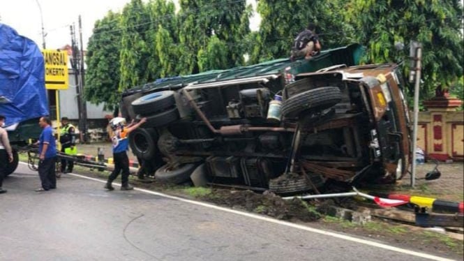 Truk gandeng terguling di SPN Mojokerto