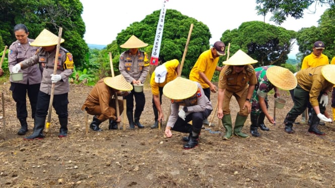 Polres Mojokerto tanam jagung serentak