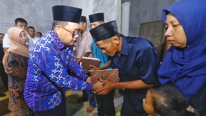 Pj Gubernur Adhy saat menyerahkan bantuan