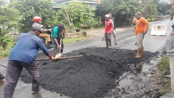 Penambalan aspal di Kendal Ngawi yang terkelupas saat banjir.