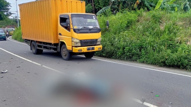 Pemotor asal Jombang tewas di Mojokerto setelah adu banteng dengan truk boks.