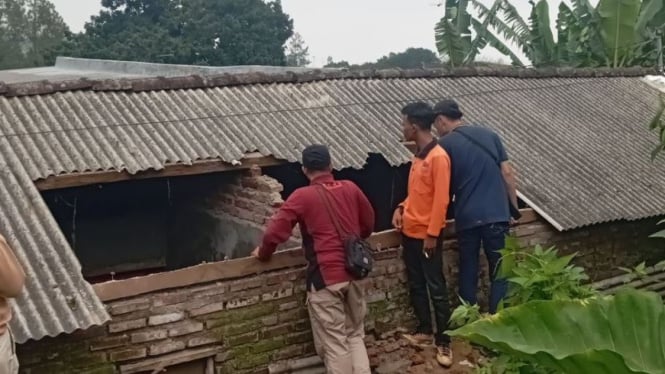 Tembok rumah tak berpenghuni di Pacet Mojokerto roboh