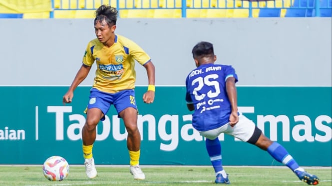 Gresik United (kuning) kontra Persiku Kudus