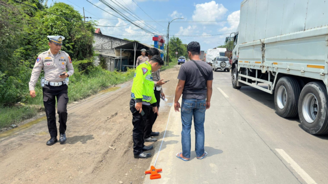 Petugas kepolisian mendatangi TKP.