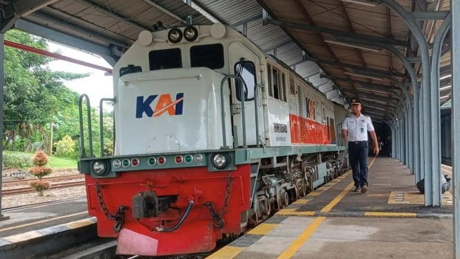 KA Pandalungan siap diberangkatkan dari Stasiun Jember.