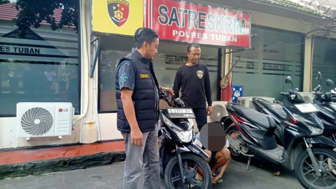 Pelaku saat diamankan polisi.