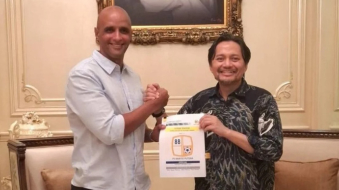 CEO PS Barito Putera bersama Vitor Tinoco