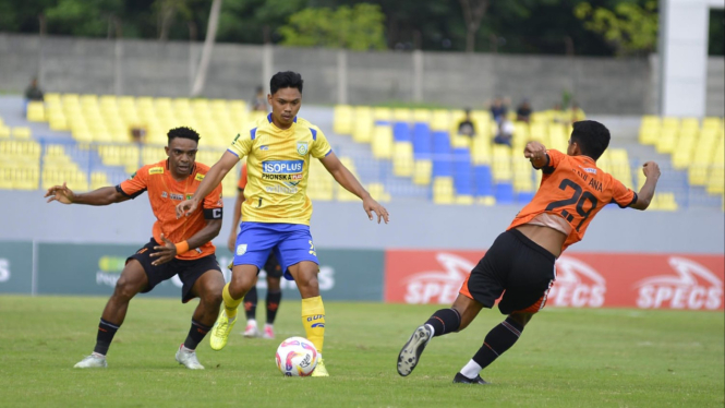 Pemain Gresik United (kuning) kontra Persibo