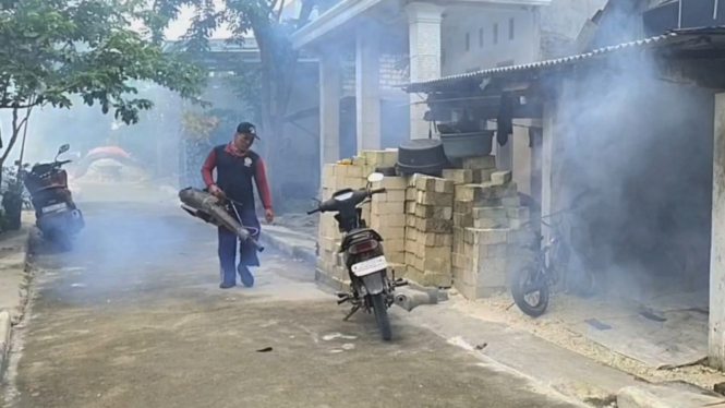 Petugas saat melakukan fogging