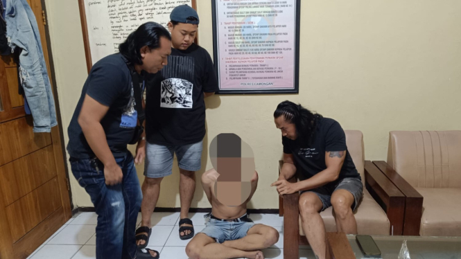 Polisi saat mengamankan pelaku pencurian.