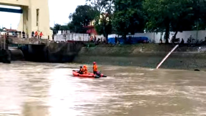 Petugas sedang menyisir Sungai Jagir.