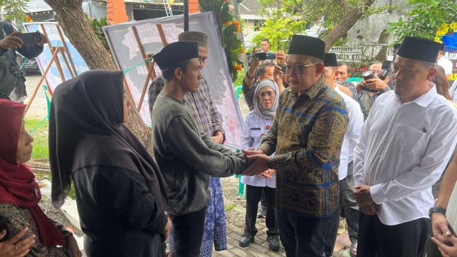 Pj Gubernur Jatim Adhy Karyono saat takziah