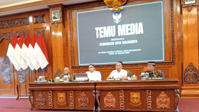 Pj Wali Kota Mojokerto Moch. Ali Kuncoro saat konferensi