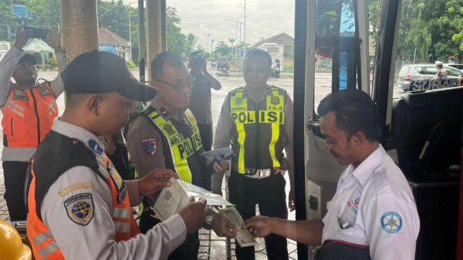 Operasi gabungan angkutan barang di Gresik