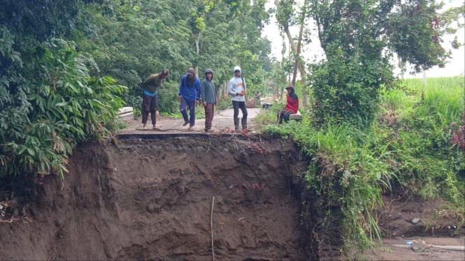 Kondisi jalan terputus di Desa Sepawon Kecamatan Plosoklaten Kediri.