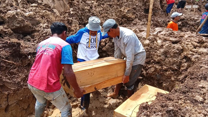 Proses pemindahan makam terdampak proyek Dam Bagong