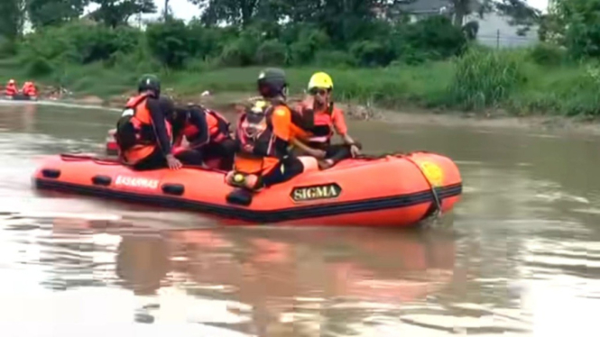 Tim pencarian saat menyisir Sungai Jagir Surabaya