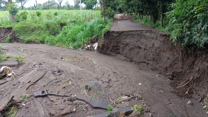 Jalan terputus di Desa Sepawon Plosoklaten Kediri