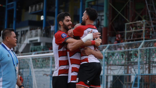 Pemain MU merayakan gol ke gawang Persis