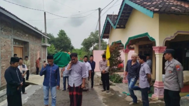 Warga bersiap memberangkatkan jenazah korban keracunan massal di depan rumah duka di Desa Bondrang, Ponorogo, Sabtu (1/2/2025).