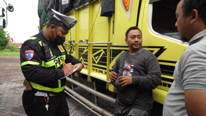 Polisi tindak tegas supir yang melanggar jam operasional di Gresik