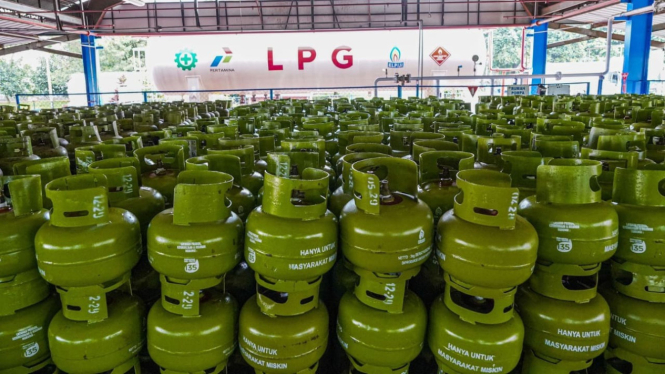 Tumpukan gas elpiji tiga kilogram di pangkalan resmi Pertamina.