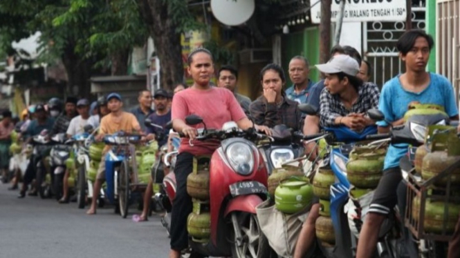 Sejumlah warga mengantre untuk membeli gas elpiji tiga kilogram di salah satu pangkalan gas elpiji di Kampung Malang, Surabaya, Jawa Timur, Selasa (4/2/2025).