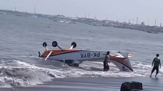 Pesawat latih jatuh di Pantai Muncar, Banyuwangi