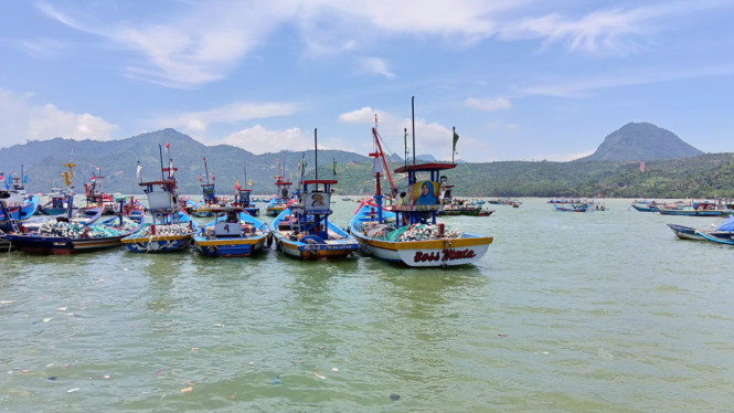 Kondisi dermaga TPI Popoh banyak perahu bersandar