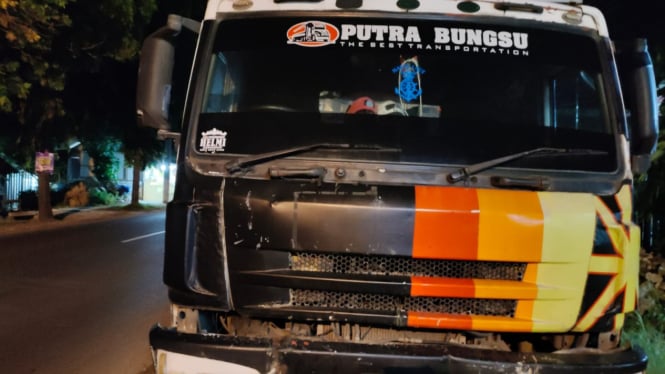 Truk tabrak pohon dan mengenai pengendara motor