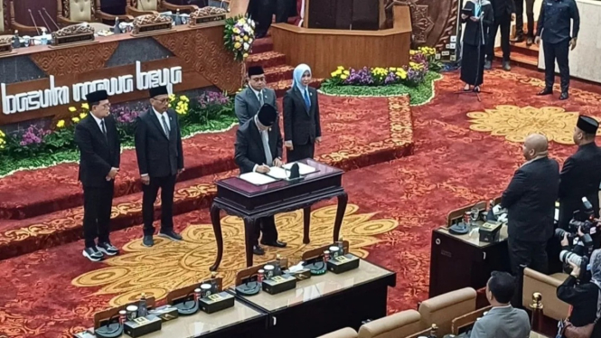 DPRD Jawa Timur menandatangani berita acara usulan pelantikan  pasangan Khofifah Indar Parawansa - Emil Elestianto Dardak.