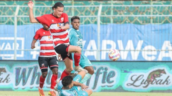 Laga Madura United vs PSBS berlangsung di Stadion Gelora Bangkalan, Sabtu (8/2/2025).