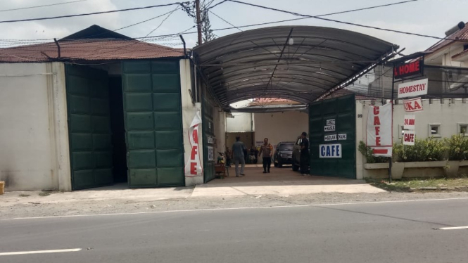 Sejumlah petugas mendatangi lokasi.