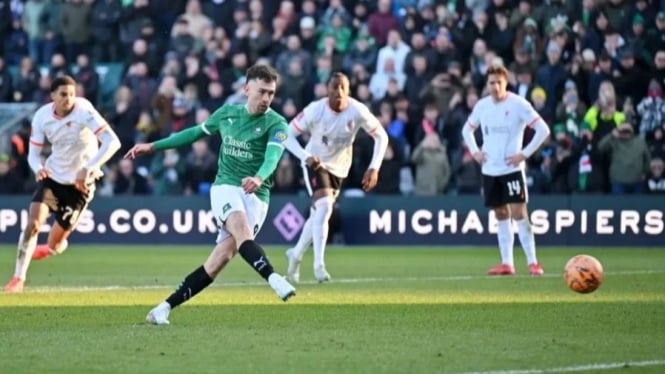 Ryan Hardie melesakan tendangan dari titik putih yang membawa Plymouth Argyle menyingkirkan Liverpool dalam pertandingan FA Cup.