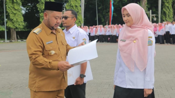 Bupati Gresik Fandi Akhmad Yani berikan SK PPPK.