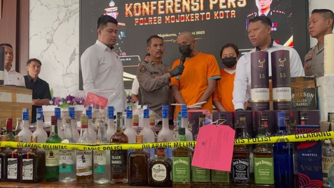 Tersangka Produsen Miras Bermerek Impor Palsu di Mojokerto.