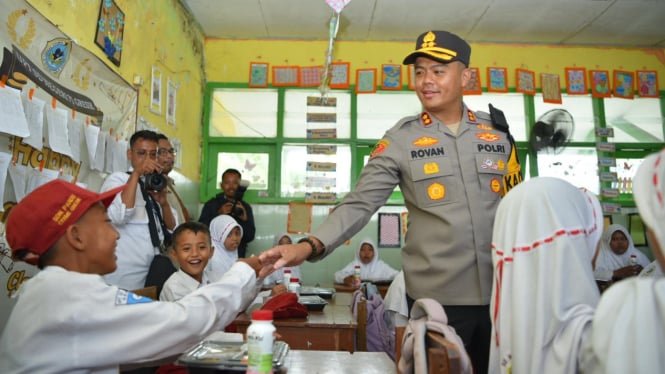 Kapolres Gresik AKBP Rovan Richard Mahenu di SDN 71 Cerme