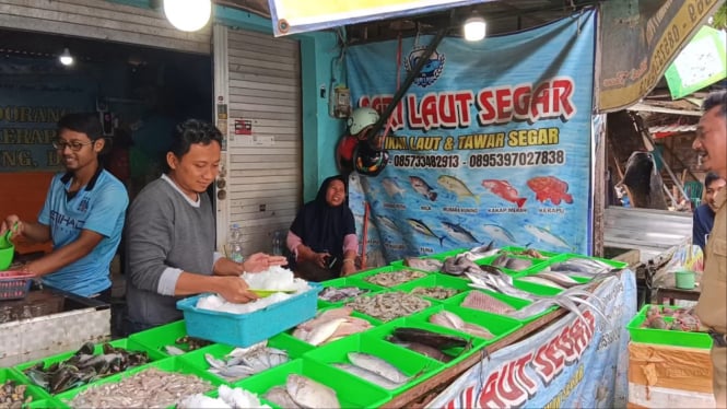 Penjual ikan segar di Pasar Ngemplak Tulungagung