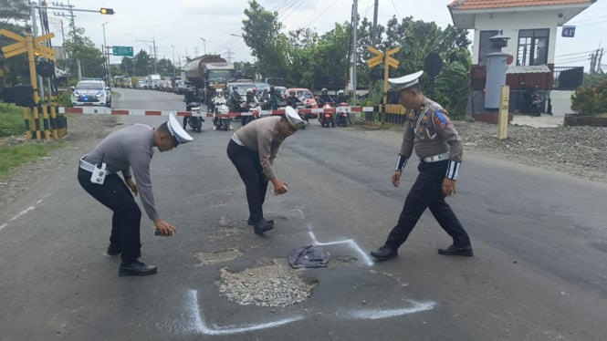 Polisi Tandai Jalan Berlubang di Bypass Mojokerto.