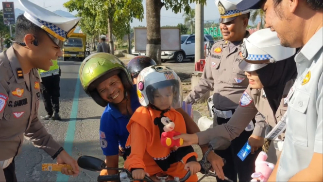 Polres Trenggalek bagikan souvenir dan cokelat kepada pengendara