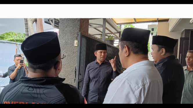 Emil Dardak di Rumah Almarhum Bendum Partai Demokrat