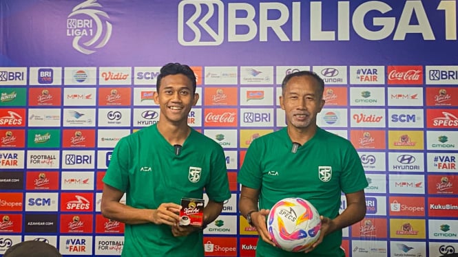 Asisten Pelatih Persebaya Uston Nawawi (Kanan)