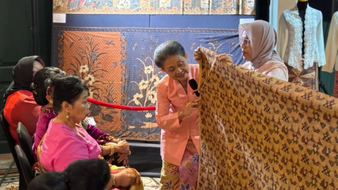 Kegiatan bincang Wastra Bercerita yang digelar oleh Perhimpunan Wastraprema, saat memperkenalkan Batik Pesisiran Pantai Utara Jawa, di Museum Tekstil Jakarta, Sabtu (15/2/2025).