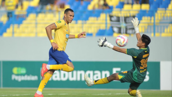 Pemain Gresik United Wilkson cetak gol ke gawang Persewar