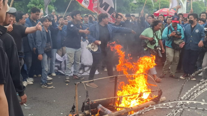 Ratusan mahasiswa gelar demonstasi di depan gedung DPRD Jatim.