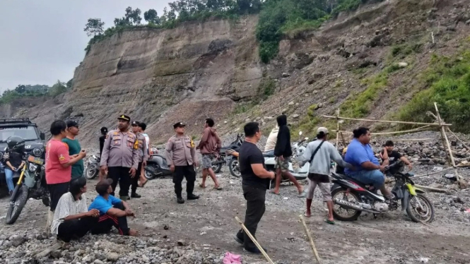 Petugas mencari dua korban penambang pasir yang diduga tertimbun tanah longsor di kawasan Sungai Putih, Senin (17/02/2024).