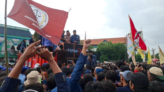 Ketua DPRD Jatim Datangi Ratusan Demonstran.