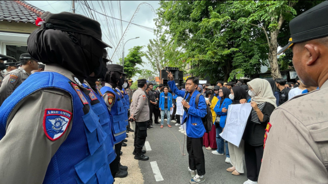 Ratusan mahasiswa berunjuk rasa di Lamongan