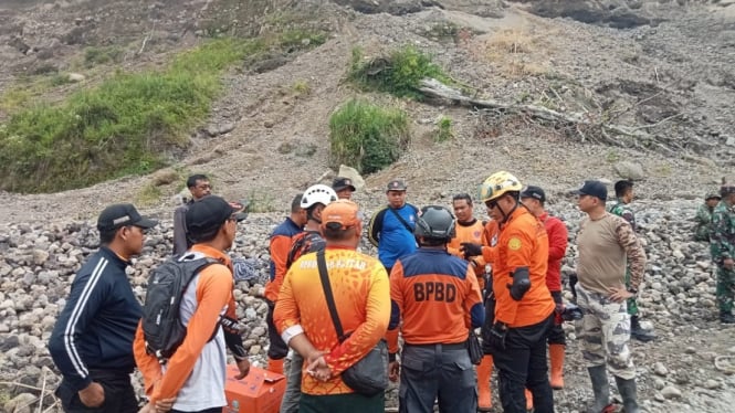 Tim Sar lakukan pencarian korban longsor di Blitar