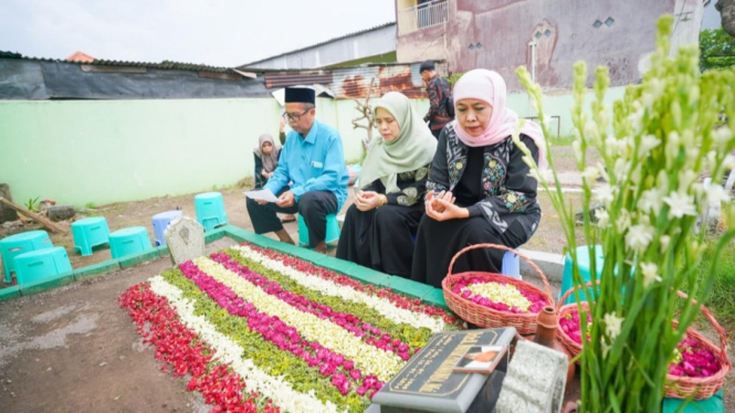 Khofifah ziarah di makam suami di kawasan Wonocolo Surabaya